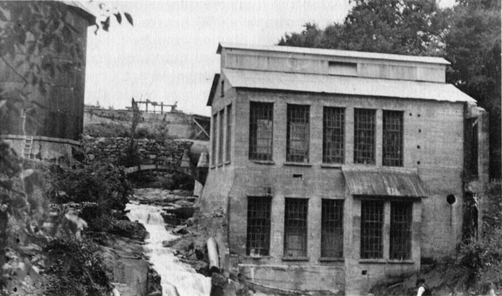 Super-phosphate plant at Meech Lake in 1917 (73KB JPG image)
